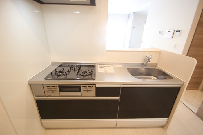 キッチン　シックな色合いのシステムキッチンはグリル＋三口コンロ付き♪