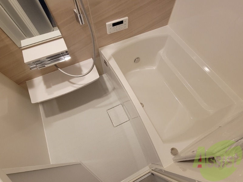 バス・シャワールーム　浴室は幅が広々でのんびり入ってられそうですね。