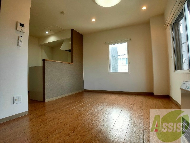 居室・リビング　リビングです。木目のフローリングが落ち着きますね。