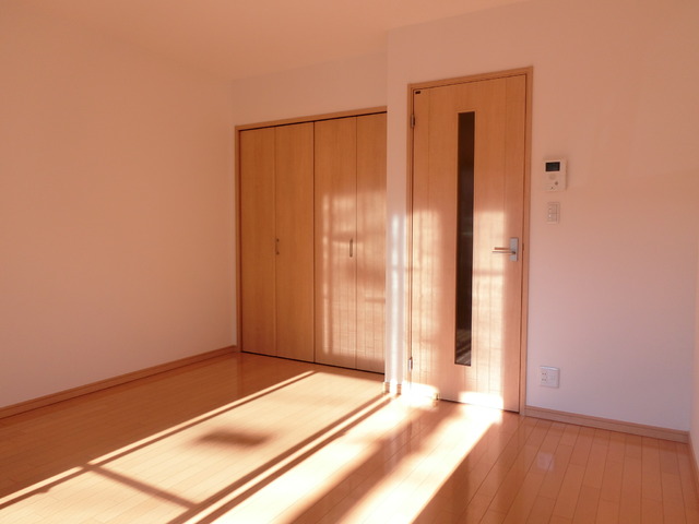 居室・リビング　暖かな日の光が差込むお部屋、お部屋も８帖で使いやすいです。