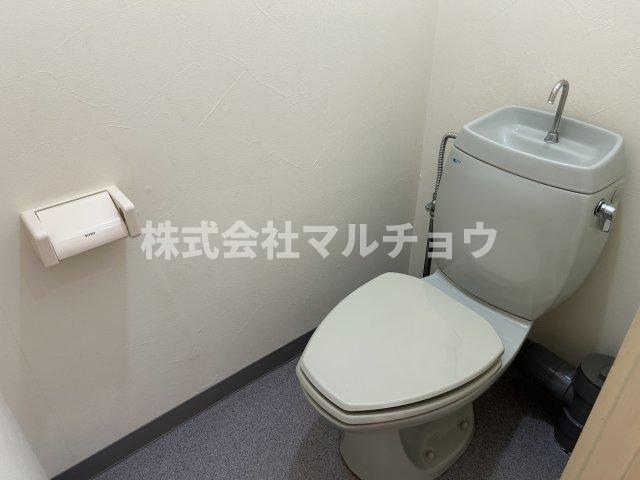 トイレ　落ち着いた色調のトイレです