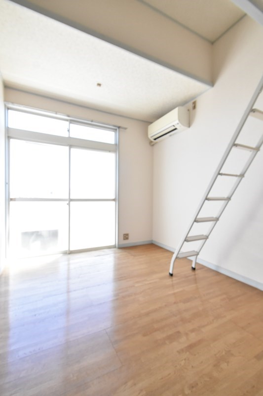 居室・リビング　ロフト付きなので天井が高く開放的です！