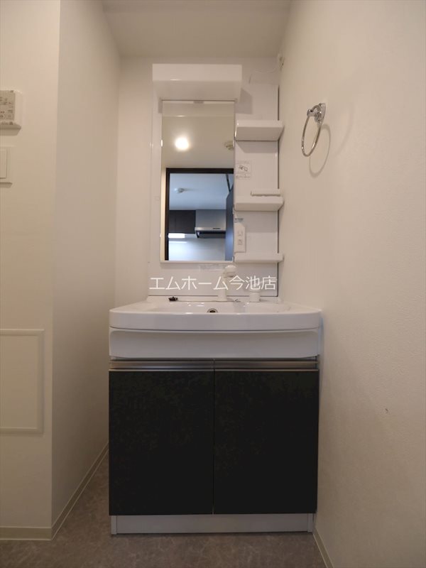 洗面設備　脱衣所　独立洗面台（シャンプードレッサー付）