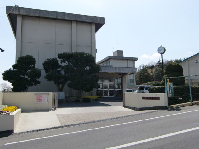 中学校　市立羽津中学校（中学校）まで320m