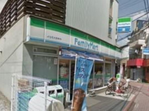 コンビニ　ファミリーマート大田大森東二丁目店（コンビニ）まで215m