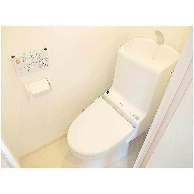 トイレ　嬉しい個室温水洗浄便座♪