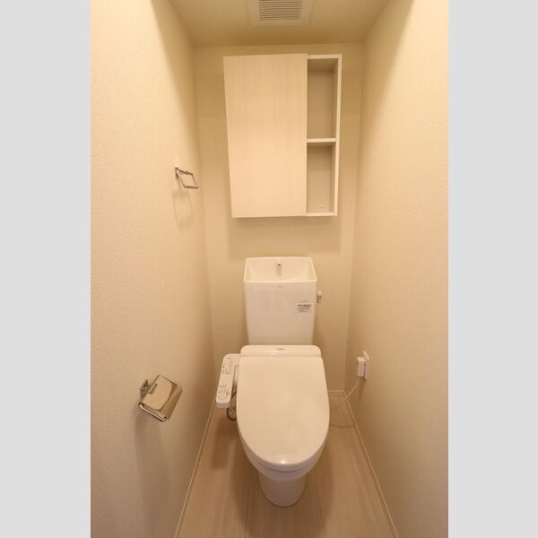 トイレ　落ち着いた色調のトイレです