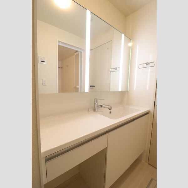 洗面設備　スペースが確保できる洗面所です