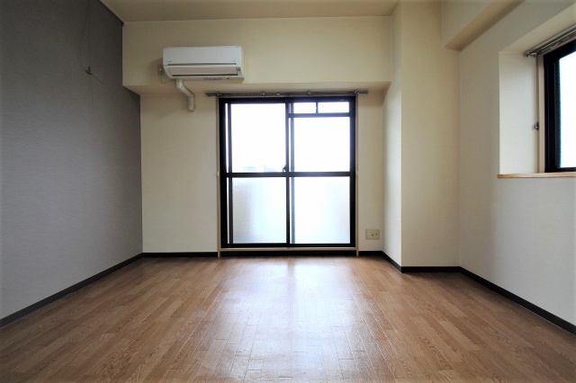 居室・リビング　※同建物・別号室の写真です