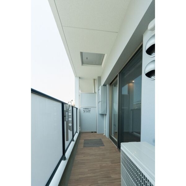 バルコニー　天気のいい日はこちらで洗濯物を干せます