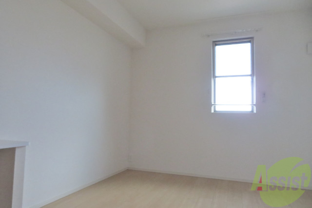 その他部屋・スペース　寝室は、小窓からの光が毎朝を気持ちよく起してくれそうです。