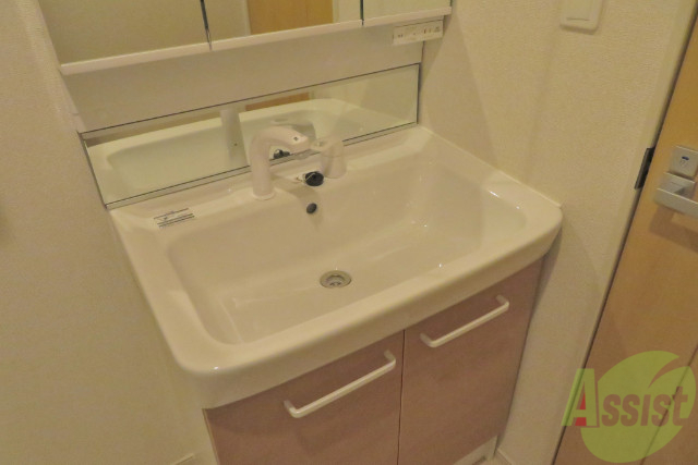 洗面設備　独立洗面台です。朝の身支度はこちらでどうぞ。