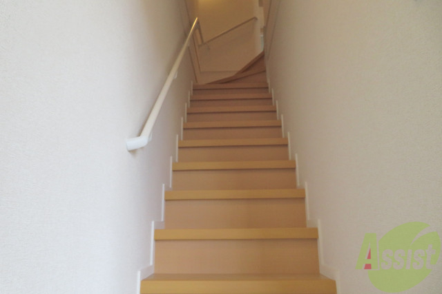 玄関　玄関から撮影しました。階段に手すりが付いていて、安心ですね。