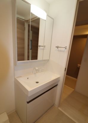 洗面設備　人気　ワイドな３面鏡　独立洗面台