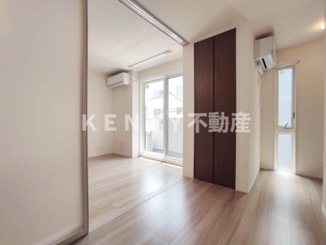 その他部屋・スペース　落ち着いた色調の寝室です