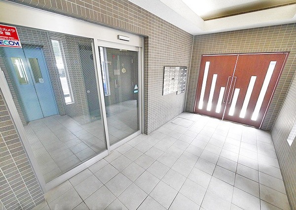 ロビー　清潔なエントランスです