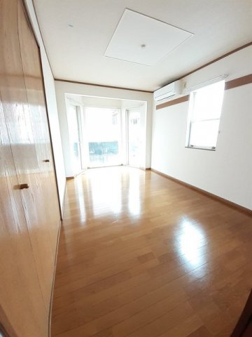 居室・リビング　内装は落ち着いています