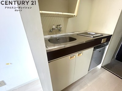 キッチン　キッチン下に収納スペースあり。