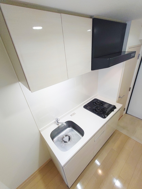 キッチン　２口ガスキッチン・横に冷蔵庫置き場