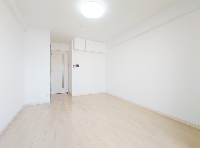 居室・リビング　ホワイトコーデされたお部屋・天袋収納付き