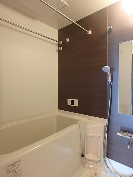 バス・シャワールーム　浴室乾燥機と追い焚き機能付いてます