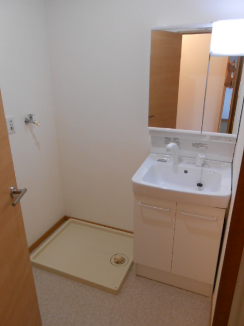 洗面設備　シャワー付洗面化粧台・屋内洗濯機置場完備