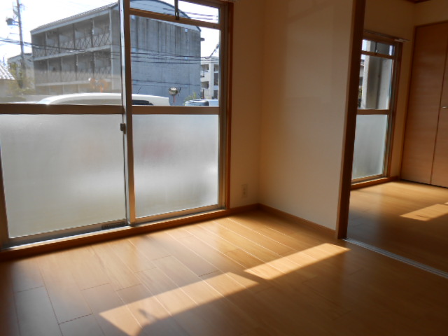 居室・リビング　南面リビング（エアコン完備）・南面寝室（６．０畳）