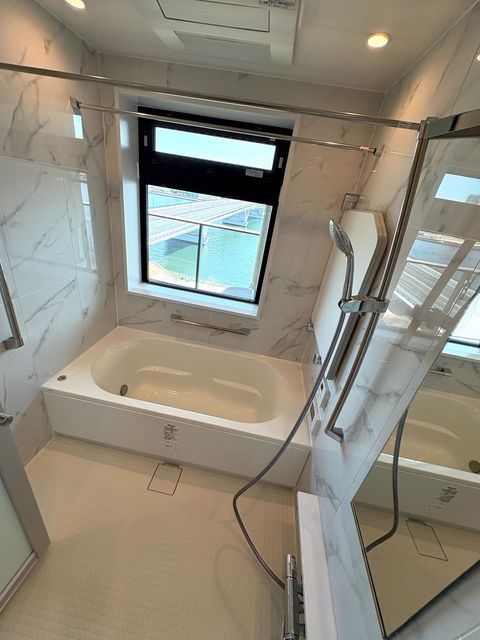 バス・シャワールーム　窓あり！！（追焚機能・浴室暖房乾燥機）