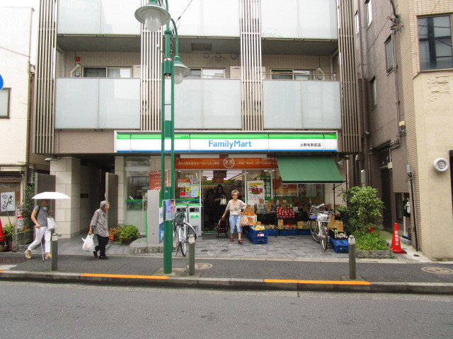 コンビニ　ファミリーマート（コンビニ）まで705m