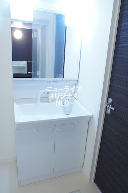 洗面設備　身支度に便利な独立洗面化粧台