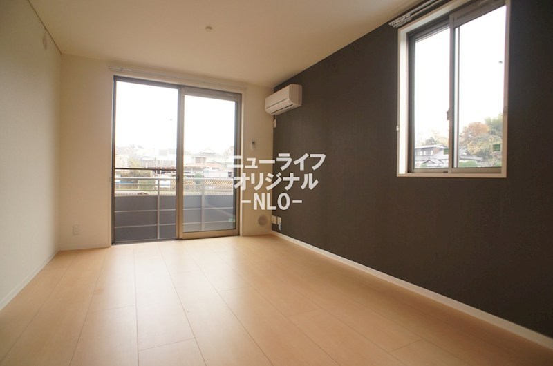 居室・リビング　インテリアが映えるアクセントクロスが特徴的なLDK