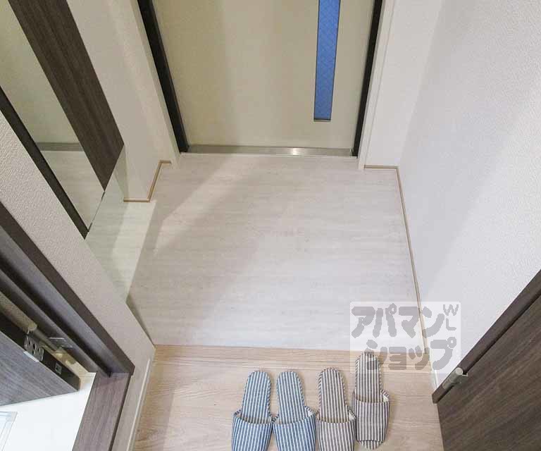 玄関　２０２号室の写真です。