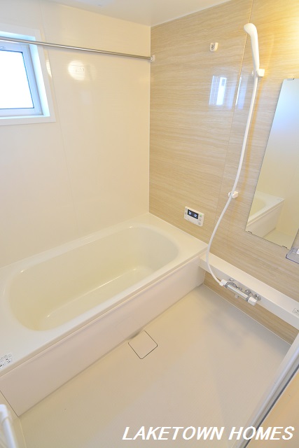 バス・シャワールーム　小窓がある、浴室換気乾燥・追い焚き給湯付きの広めの浴室です。