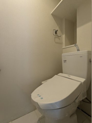 トイレ　落ち着いた色調のトイレです