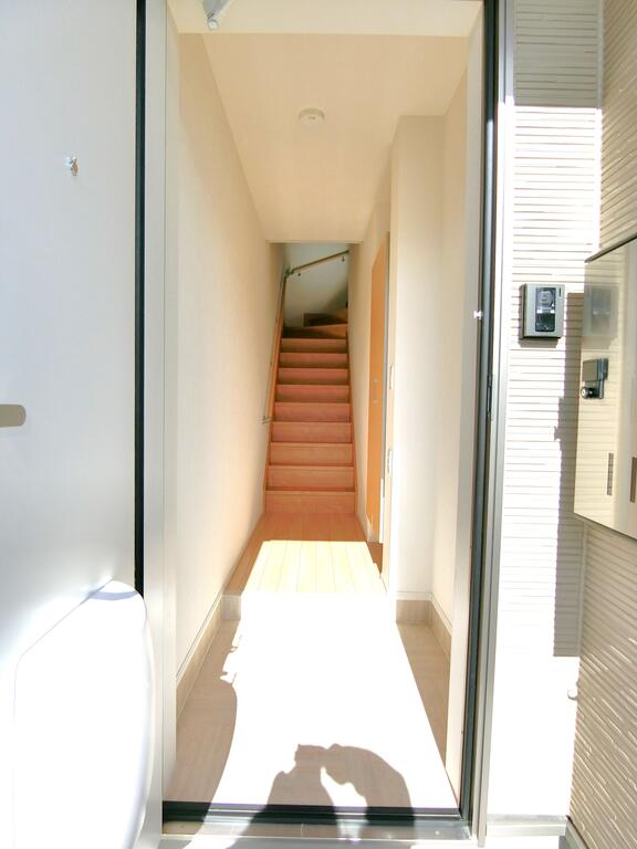 玄関　同型物件の写真、配色に違いあり