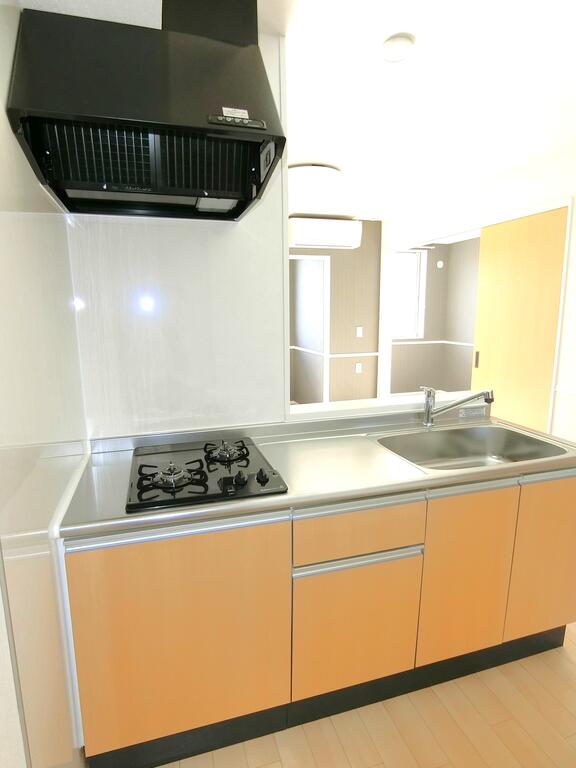 キッチン　同型物件の写真、配色に違いあり