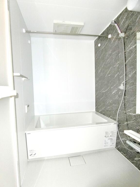 バス・シャワールーム　同型物件の写真、配色に違いあり