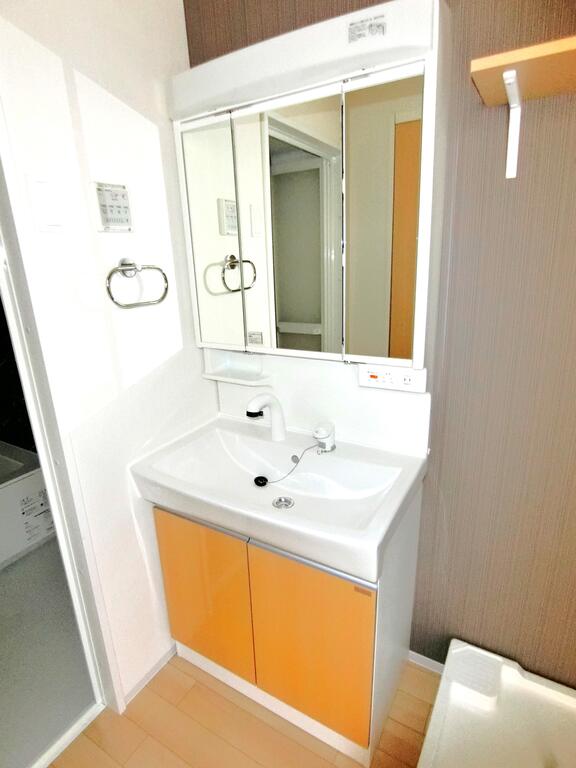 洗面設備　同型物件の写真、配色に違いあり