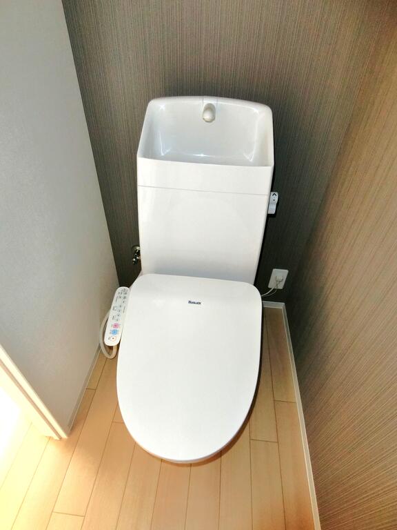 トイレ　同型物件の写真、配色に違いあり