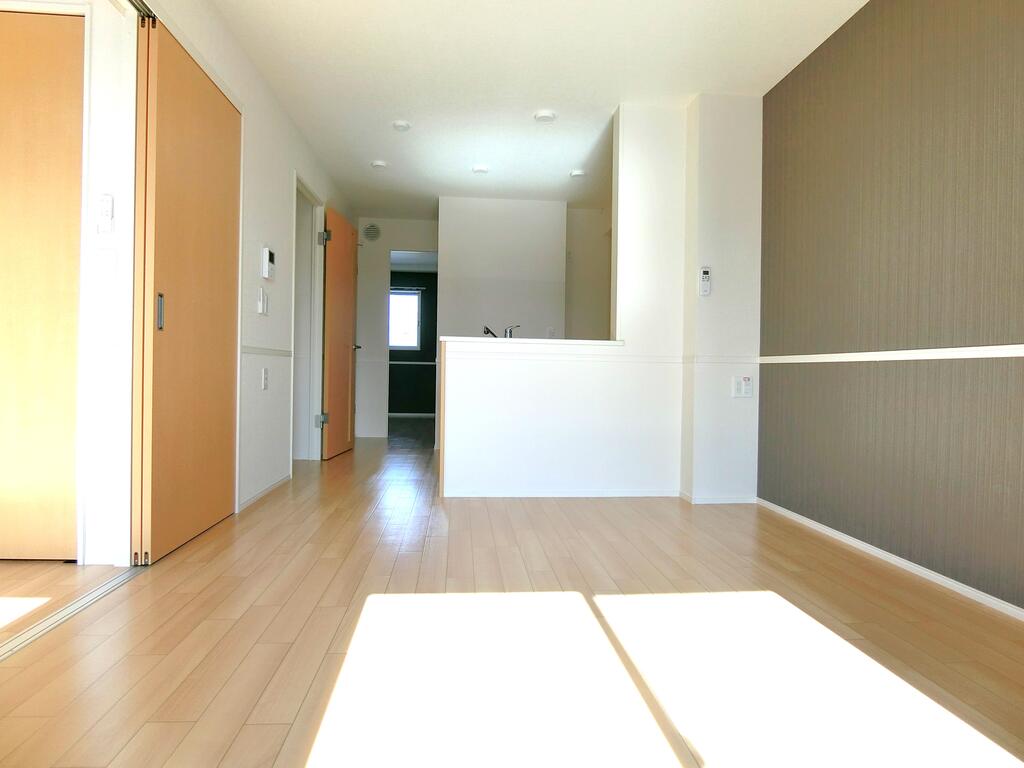 居室・リビング　同型物件の写真、配色に違いあり