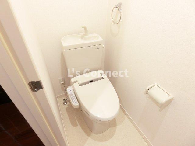 トイレ　温水洗浄便座付きのトイレ。