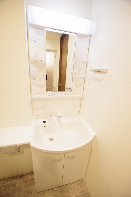 洗面設備　ゆったりとスペースのある洗面所