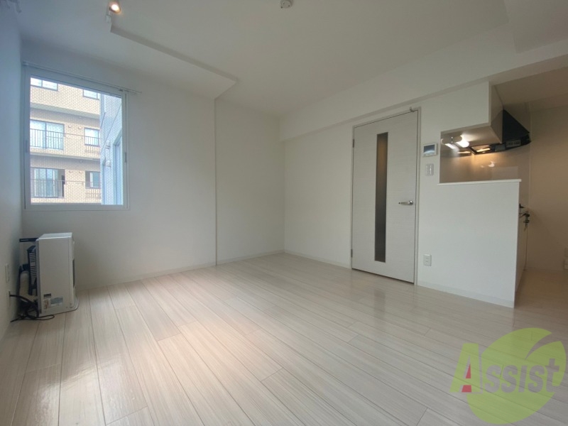 居室・リビング　リビングは白を基調としていて明るい印象ですね！