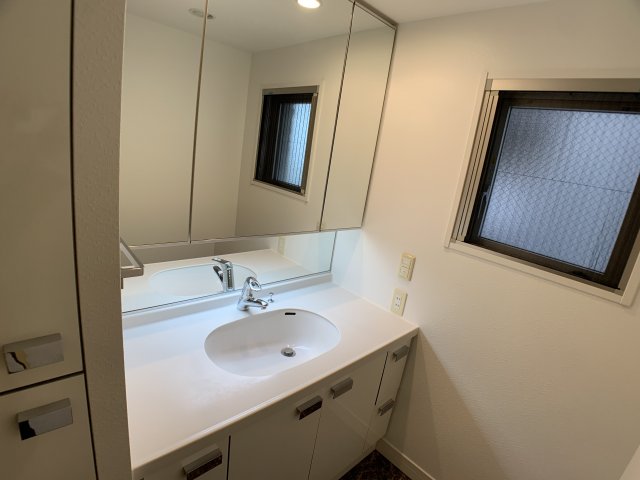洗面設備　ゆったり広い洗面所です♪