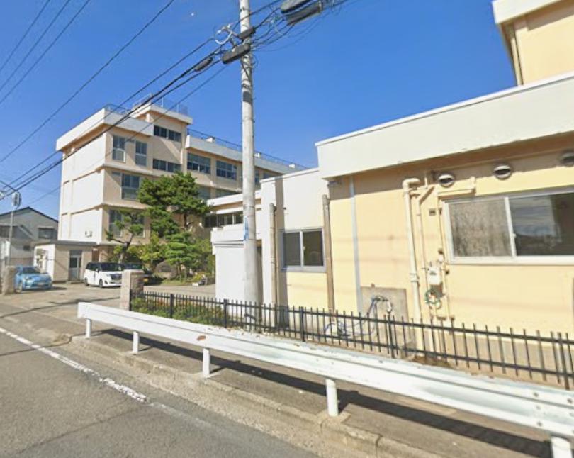 小学校　新潟市立新通小学校（小学校）まで678m
