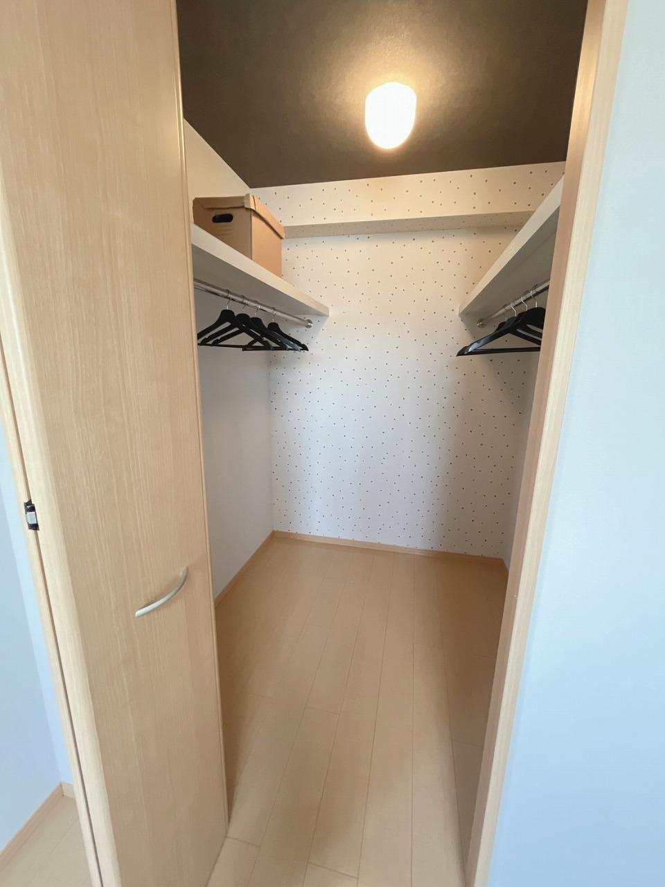 収納　ウォークスルークローゼット