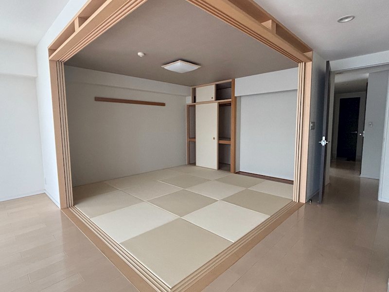 その他部屋・スペース　リビング脇の和室。襖をあけておけばリビングとつながって広いス