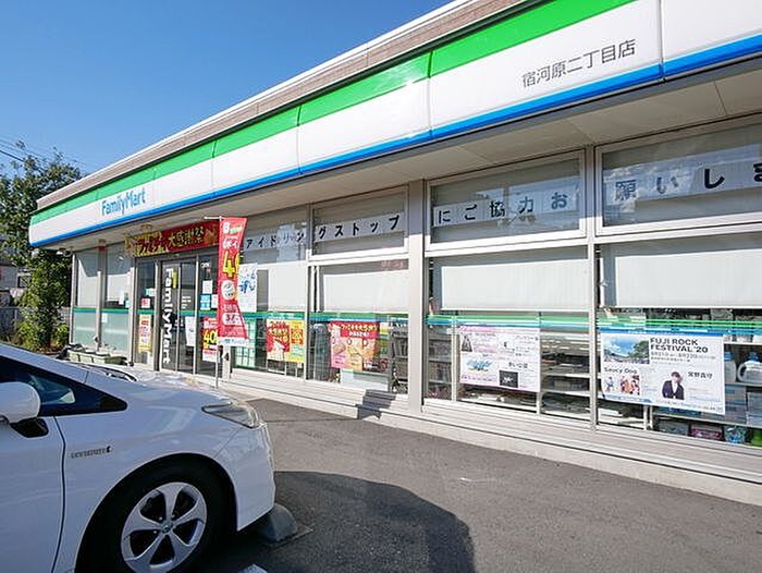 コンビニ　ファミリーマート（コンビニ）まで118m