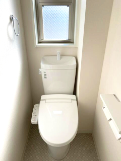 トイレ　落ち着いた色調のトイレです