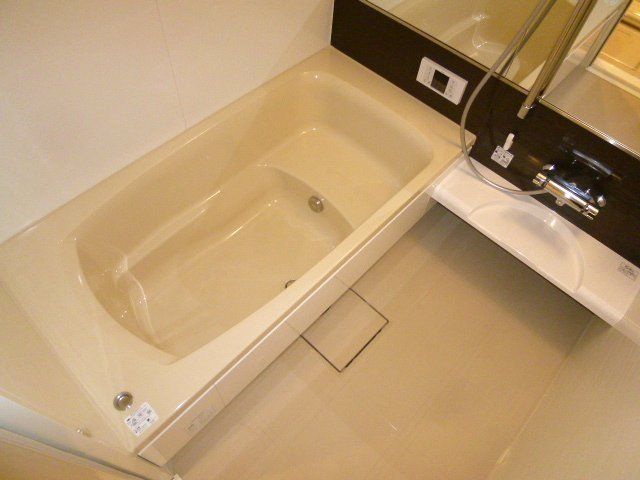 バス・シャワールーム　1坪の大きなお風呂です。（追焚き・浴室乾燥機）